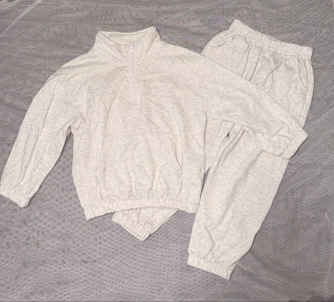 Sweatshirt Jogger Set (Category: Babies & Kids Fashion) located in Caloocan City. Submitted by mrynn_declutter (Listing ID 1461630698, Image 1). Description: Fits 2-3 no brand.