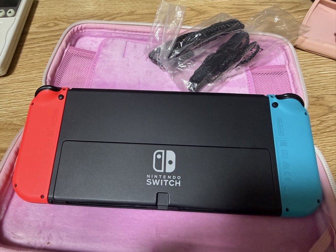 SWITCH OLED MODEL (Category: Nintendo) located in Singapore. Submitted by rourou_8999 (Listing ID 1461718295, Image 2). Description: Can negotiable .