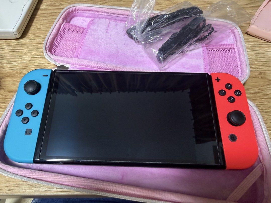 SWITCH OLED MODEL (Category: Nintendo) located in Singapore. Submitted by rourou_8999 (Listing ID 1461718295, Image 1). Description: Can negotiable .