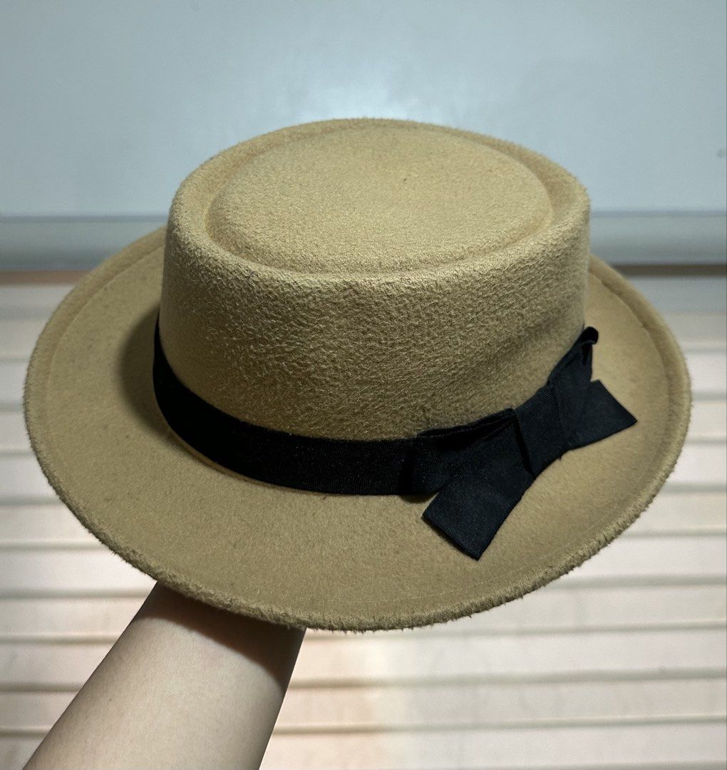 Tan Boater Hat with Black Ribbon Bow (Category: Hats & Beanies) located in Caloocan City. Submitted by delirell (Listing ID 1461634365, Image 1). Description: - Binili sa thailand - twice lang nagamit - maalikabok lang, need lang ipa dry clean .