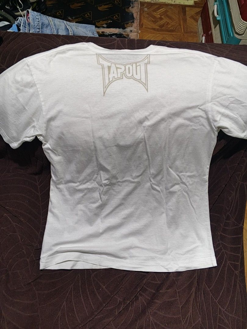 Tapout White T-Shirt Size M (Category: Tshirts & Polo Shirts ) located in Manila. Submitted by thriftthings824 (Listing ID 1461744909, Image 3). Description: 20 by 27 issue need wash and muntikan na matastas yung neck tag.
