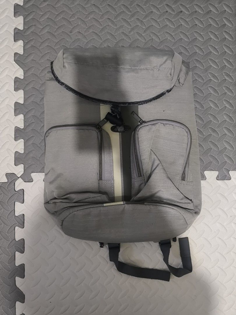 Targus Geo 15.6-Inch Laptop Backpack, Bone/Black (Category: Backpacks) located in General Santos City (Dadiangas). Submitted by animoya (Listing ID 1461657921, Image 2). Description: - Flaws: Peeling Brown Leather Accents - Has Lifetime Warranty with Targus - Dimensions in Inches: 12.20L x 5.91W x 16.34H.