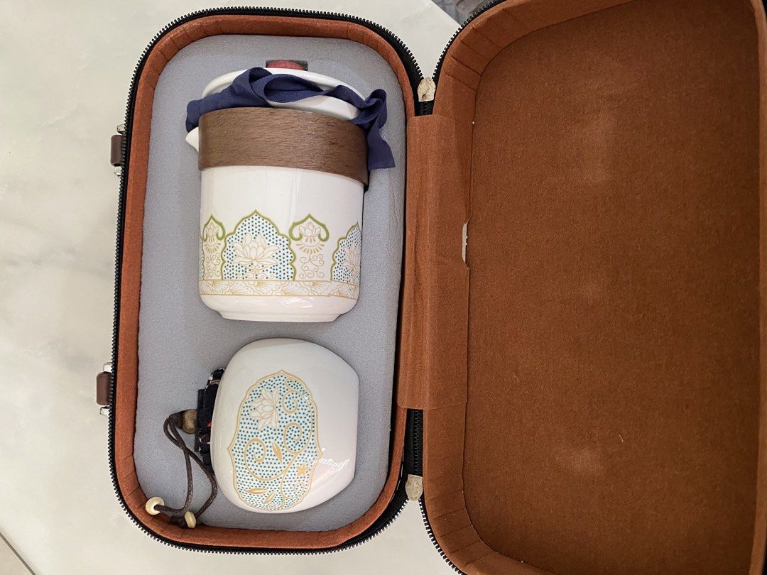 Tea Set (Category: Coffee & Tea Tableware) located in Singapore. Submitted by minimalistave (Listing ID 1461591313, Image 2). Description: .
