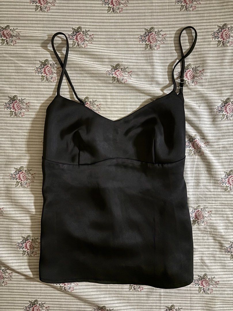 The Editor's Market Black Cami Top (Category: Sleeveless) located in Manila. Submitted by _gnj_mrly_ (Listing ID 1461777303, Image 1). Description: Size L with adjustable straps .
