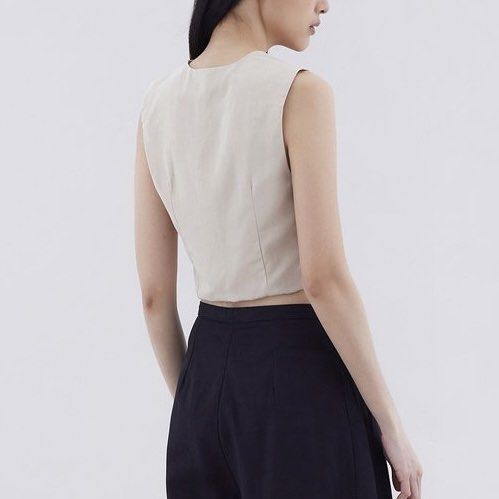 The Editor’s Market Mabrel Tie-Front Crop Top (Category: Sleeveless) located in Manila. Submitted by kingchocnut (Listing ID 1461614202, Image 2). Description: - Cute beige vest top - Cropped length - V-neckline - Lace-up front with button details - Sleeveless - Versatile for layering or wearing on its own.