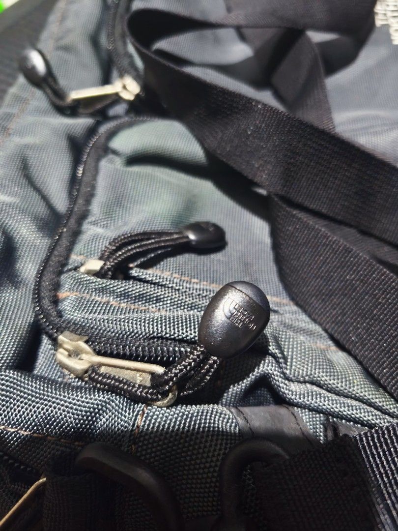 The North Face Grey Sling Bag (Category: Sling Bags) located in Quezon City. Submitted by kisstin18 (Listing ID 1461602829, Image 3). Description: - The North Face grey sling bag - Multiple pockets for organization - Adjustable strap for comfort - All zippers are in good working condition - Main compartment includes an inner zip pocket - Ideal for daily use or travel.