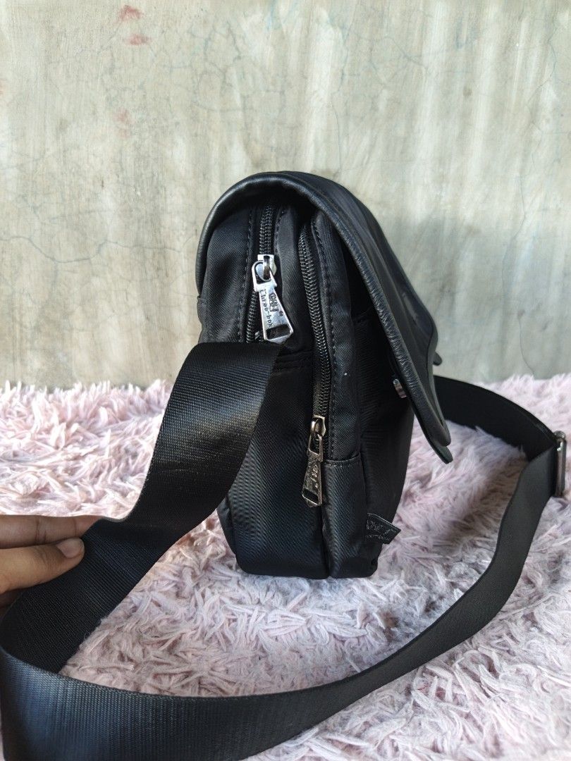 Threebox Sling for men (Category: Sling Bags) located in Manila. Submitted by ukay-ukaybylyn (Listing ID 1461565266, Image 3). Description: bago pa💯 medium size madami zip compartment.