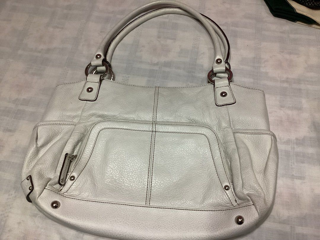 Tignanello White Leather Purse (Category: Purses & Pouches) located in Davao. Submitted by ferdipt (Listing ID 1461732571, Image 1). Description: Inner Zip Pocket Two slip in pockets Center zip Magnetic closure.