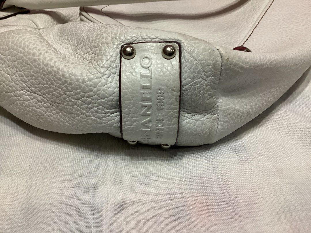Tignanello White Leather Purse (Category: Purses & Pouches) located in Davao. Submitted by ferdipt (Listing ID 1461732571, Image 3). Description: Inner Zip Pocket Two slip in pockets Center zip Magnetic closure.