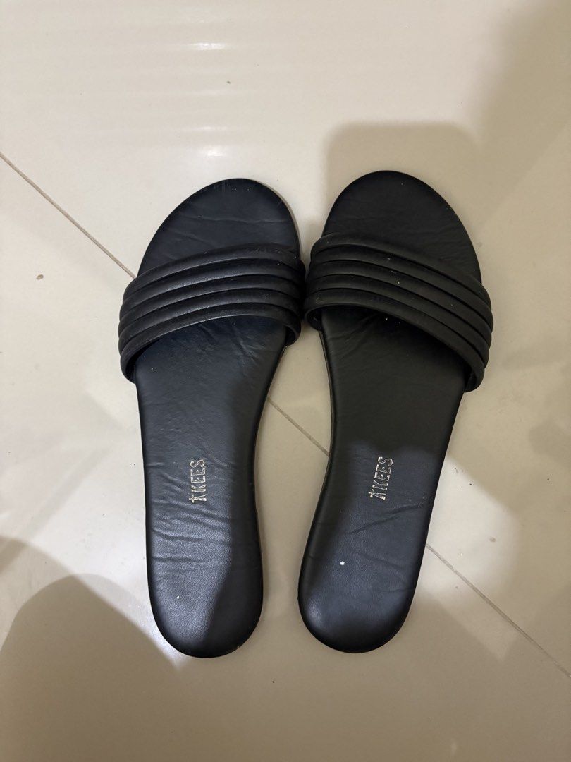 Tkees Serena Black Slides (Category: Flats & Sandals) located in Cavite. Submitted by gsophiacor03867 (Listing ID 1461729323, Image 1). Description: Ideal for: Casual wear, easy slip-on/off RFS: nakatambak lang.