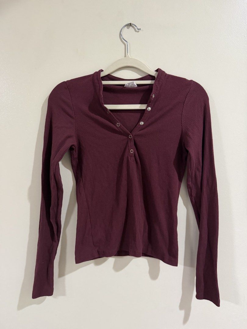 Tops for sale (Category: Sleeveless) located in Makati City. Submitted by andy0019 (Listing ID 1461733310, Image 3). Description: selling for 500 each.