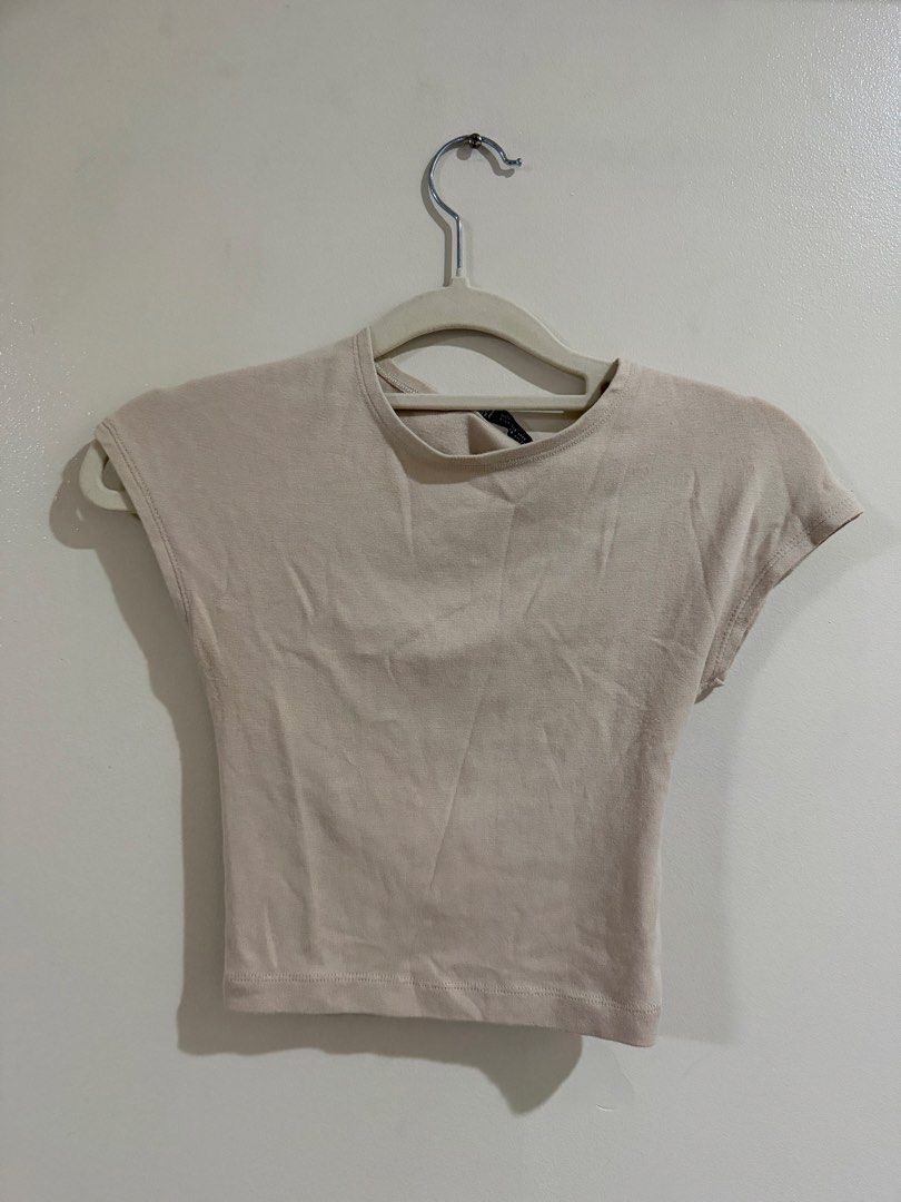 Tops for sale (Category: Sleeveless) located in Makati City. Submitted by andy0019 (Listing ID 1461733310, Image 2). Description: selling for 500 each.