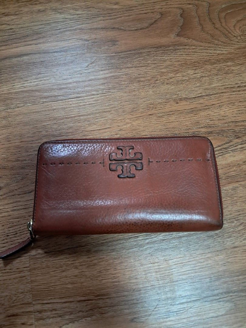Tory Burch Long Wallet (Category: Wallets & Card holders) located in Quezon City. Submitted by dealtoshop (Listing ID 1461575285, Image 1). Description: 100 ORIGINAL. PLEASE SEE THE PHOTOS FOR YOUR REFERENCES..