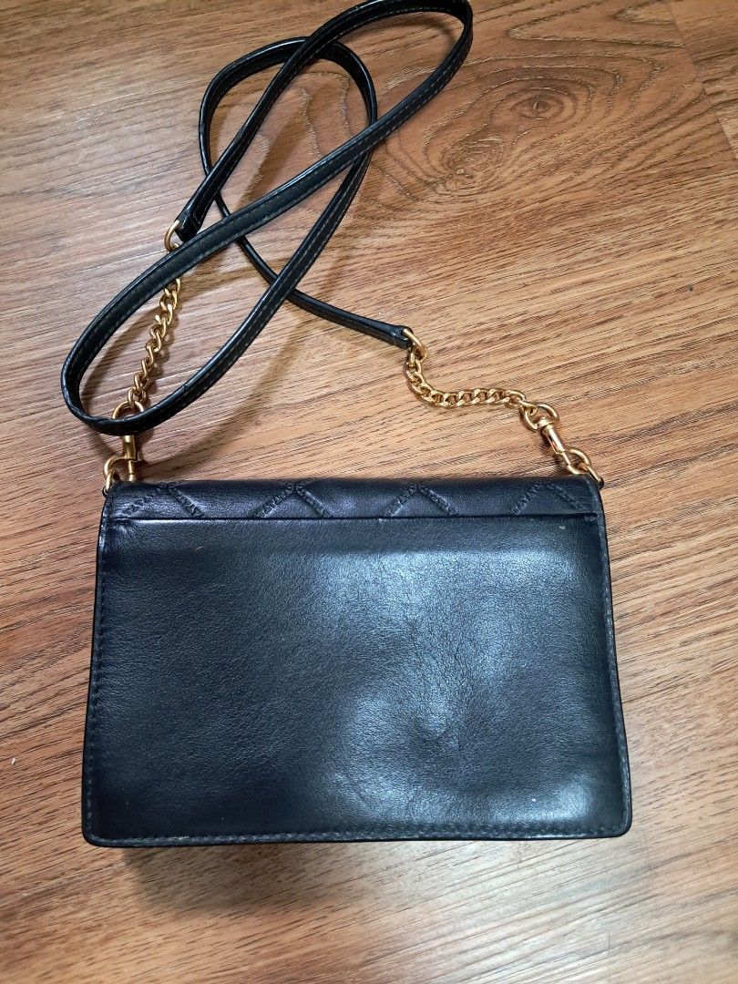 Tory Burch Sling Wallet (Category: Cross-body Bags) located in Quezon City. Submitted by dealtoshop (Listing ID 1461574976, Image 3). Description: 100% ORIGINAL. IN PRISTINE CONDITION. PLEASE SEE THE PHOTOS FOR YOUR REFERENCES..