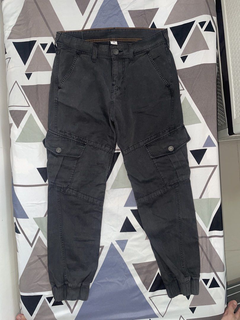 Authentic True Religion Men's Cargo Runner Relaxed Pants (Category: Joggers) located in Iloilo. Submitted by grantbrion21515 (Listing ID 1461617046, Image 1). Description: True Religion Cargo Relax Runner — ₱3,500 Authentic True Religion cargo pants Size: 30 Never worn, stored in cabinet only No tags Measurements: • Waist Tagged size: T30 • Actual Waist: 34” (17” flat) • Length: 39” • Inseam: 28” • Front rise: 12” In very good condition. Selling 