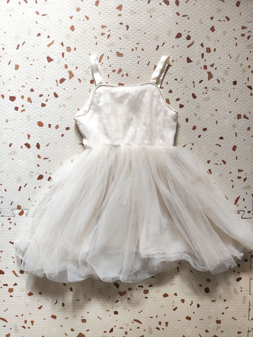 Tulle white dress 🤍 (Category: Babies & Kids Fashion) located in Taguig. Submitted by cleanupmomma (Listing ID 1461639725, Image 1). Description: Please take time to read ❤️ EUC fits 1-2 yrs old no flaws cute for party 🥳🎉 with inner lining wyiwyg.