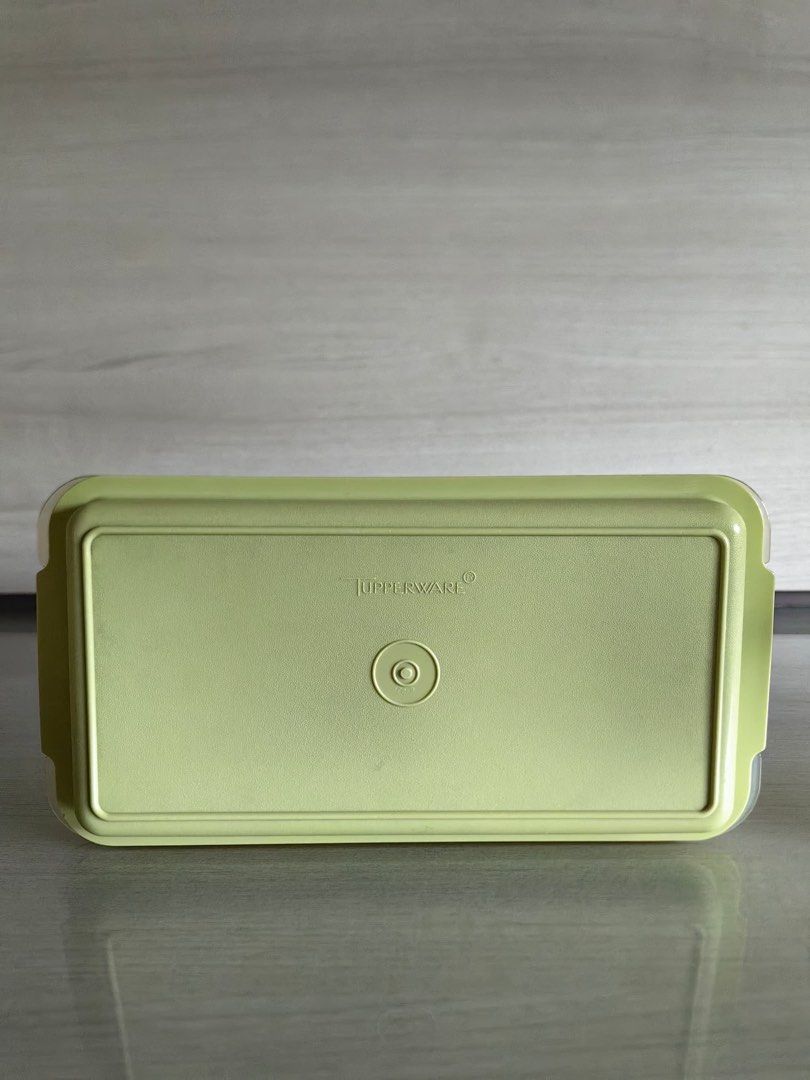Tupperware Bread Server Storage (Category: Food Organisation & Storage) located in Kuala Lumpur. Submitted by edelweissss (Listing ID 1461698846, Image 3). Description: Tupperware bread server (used) H5.5"×L 12" RM25/pc .