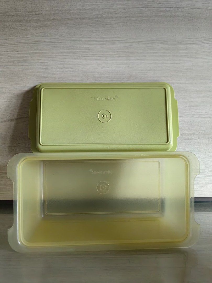 Tupperware Bread Server Storage (Category: Food Organisation & Storage) located in Kuala Lumpur. Submitted by edelweissss (Listing ID 1461698846, Image 2). Description: Tupperware bread server (used) H5.5"×L 12" RM25/pc .