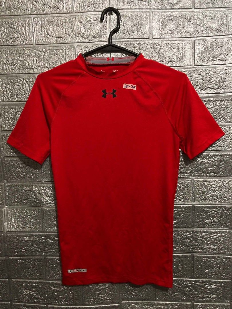 Under Armour Compression (Category: Activewear) located in Manila. Submitted by wildshark-33d3 (Listing ID 1461710957, Image 1). Description: Authentic Excellent condition issue check last 2 pictures.