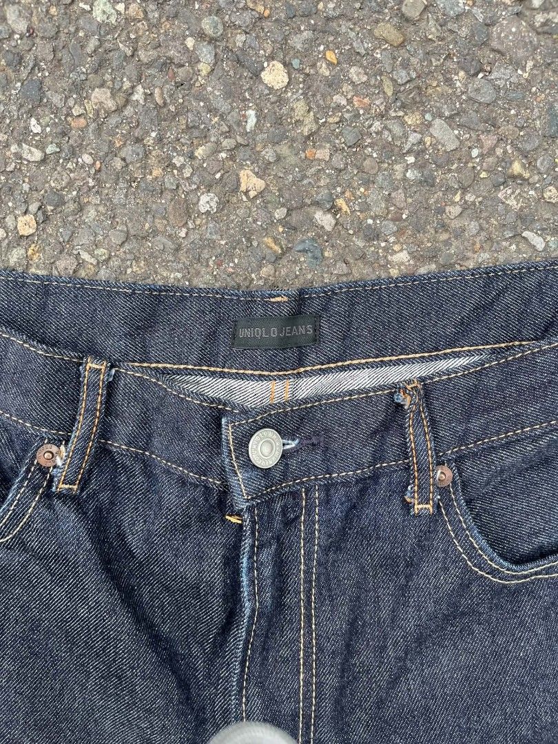Uniqlo (Category: Jeans) located in Siay. Submitted by Jaaziahthriftdumaguete (Listing ID 1461650772, Image 3). Description: Wts ❗ Uniqlo selvedge denim pants 32 waistline 42 length 7.5 leg hem opening Excellent condition 9.5/10 color rate flawless Mine : 1000 free ship only Location Zamboanga Sibugay Mindanao.