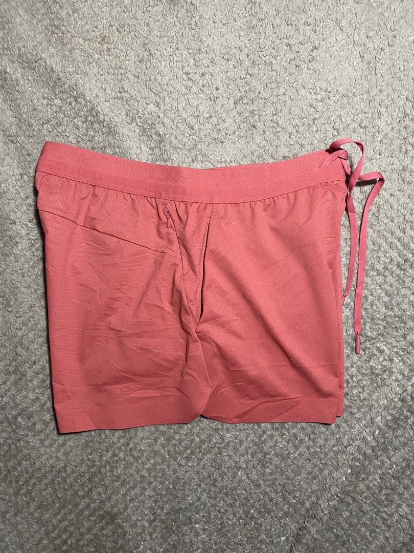 Uniqlo (Category: Shorts) located in Prosperidad. Submitted by octaviorey80594 (Listing ID 1461746587, Image 3). Description: Waist 28-30 Length 13 No issue .