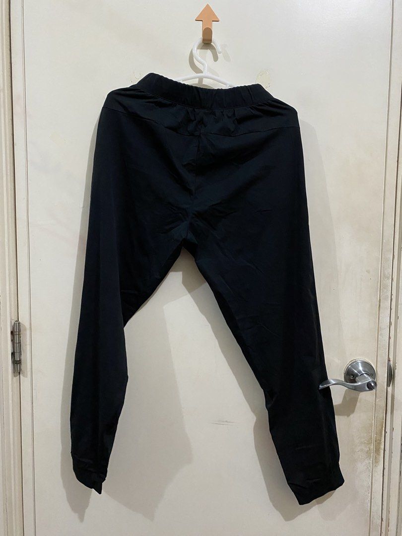 Uniqlo Black Jogger Pants (Category: Other Bottoms) located in Taguig. Submitted by maly01_ (Listing ID 1461564498, Image 3). Description: dm for inquiries :).
