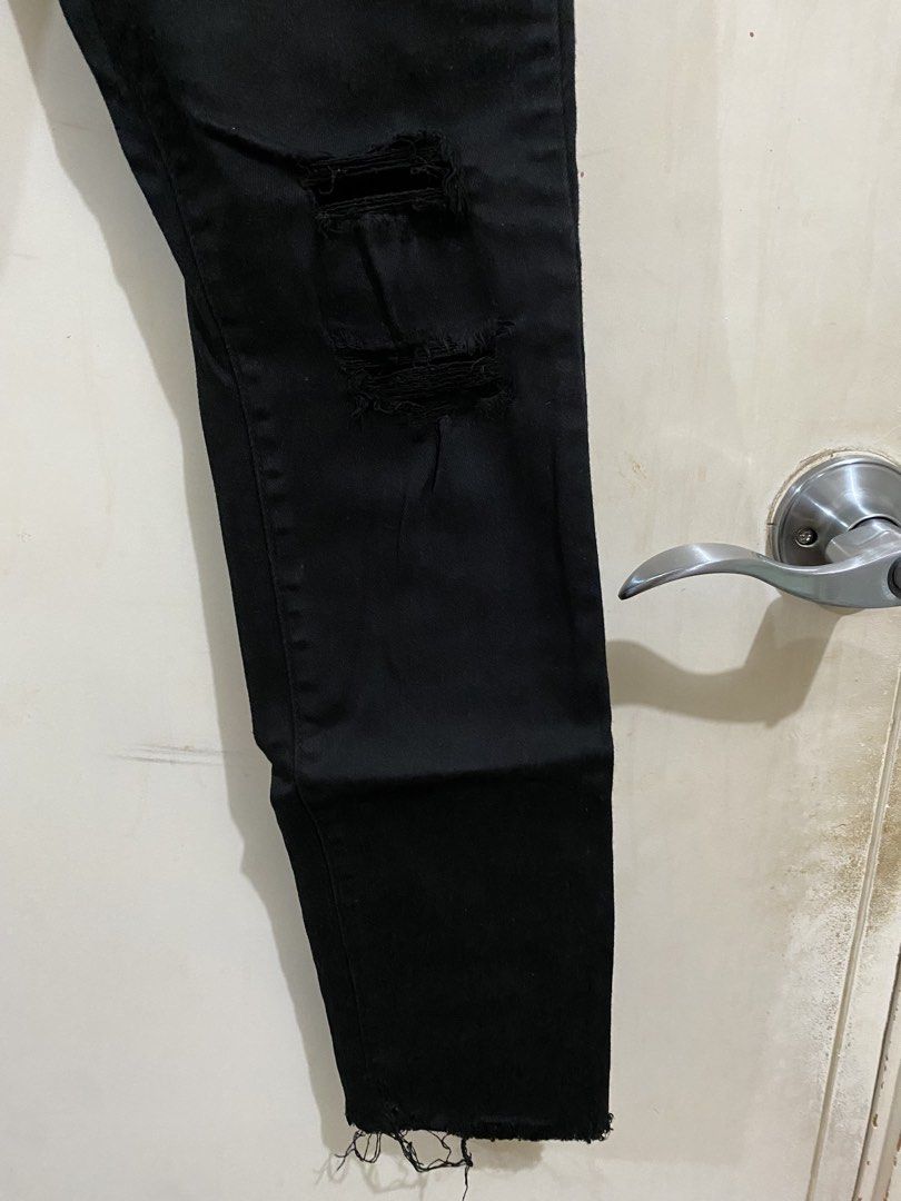 Uniqlo Black Ripped Jeans (Category: Jeans) located in Taguig. Submitted by maly01_ (Listing ID 1461564764, Image 3). Description: Size 26 dm for inquiries :).