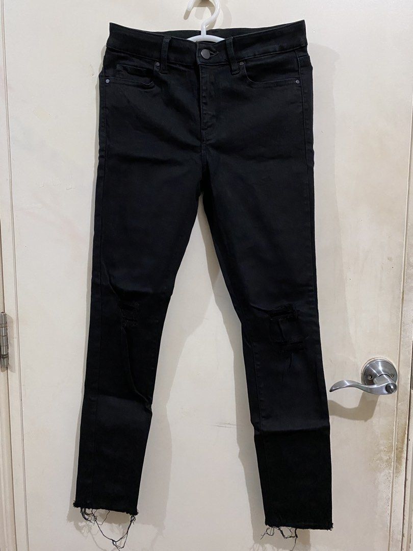 Uniqlo Black Ripped Jeans (Category: Jeans) located in Taguig. Submitted by maly01_ (Listing ID 1461564764, Image 1). Description: Size 26 dm for inquiries :).