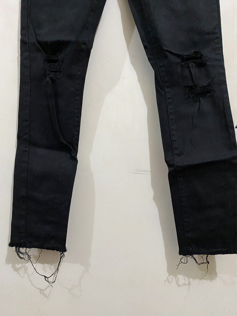 Uniqlo Black Ripped Jeans (Category: Jeans) located in Taguig. Submitted by maly01_ (Listing ID 1461564764, Image 2). Description: Size 26 dm for inquiries :).