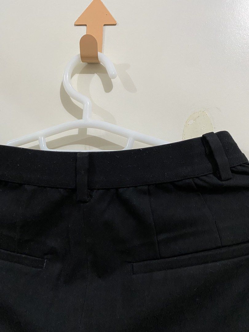 Uniqlo Black Trouser Pants (Category: Other Bottoms) located in Taguig. Submitted by maly01_ (Listing ID 1461564575, Image 3). Description: dm for inquiries :).