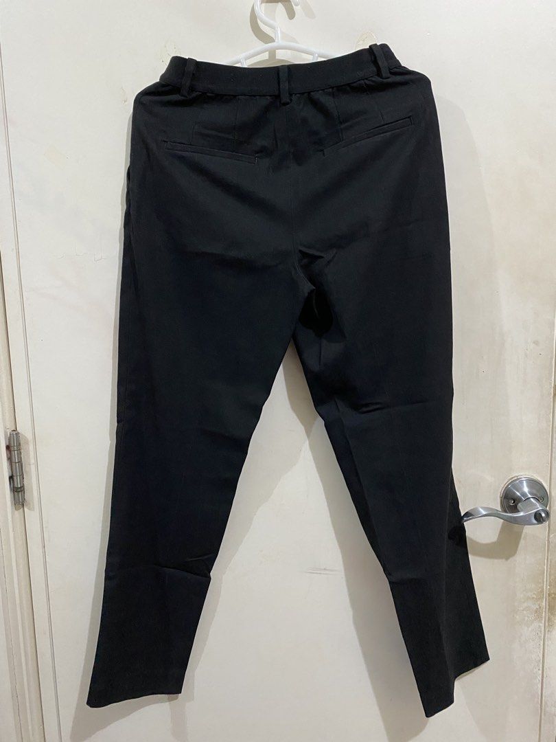 Uniqlo Black Trouser Pants (Category: Other Bottoms) located in Taguig. Submitted by maly01_ (Listing ID 1461564575, Image 2). Description: dm for inquiries :).