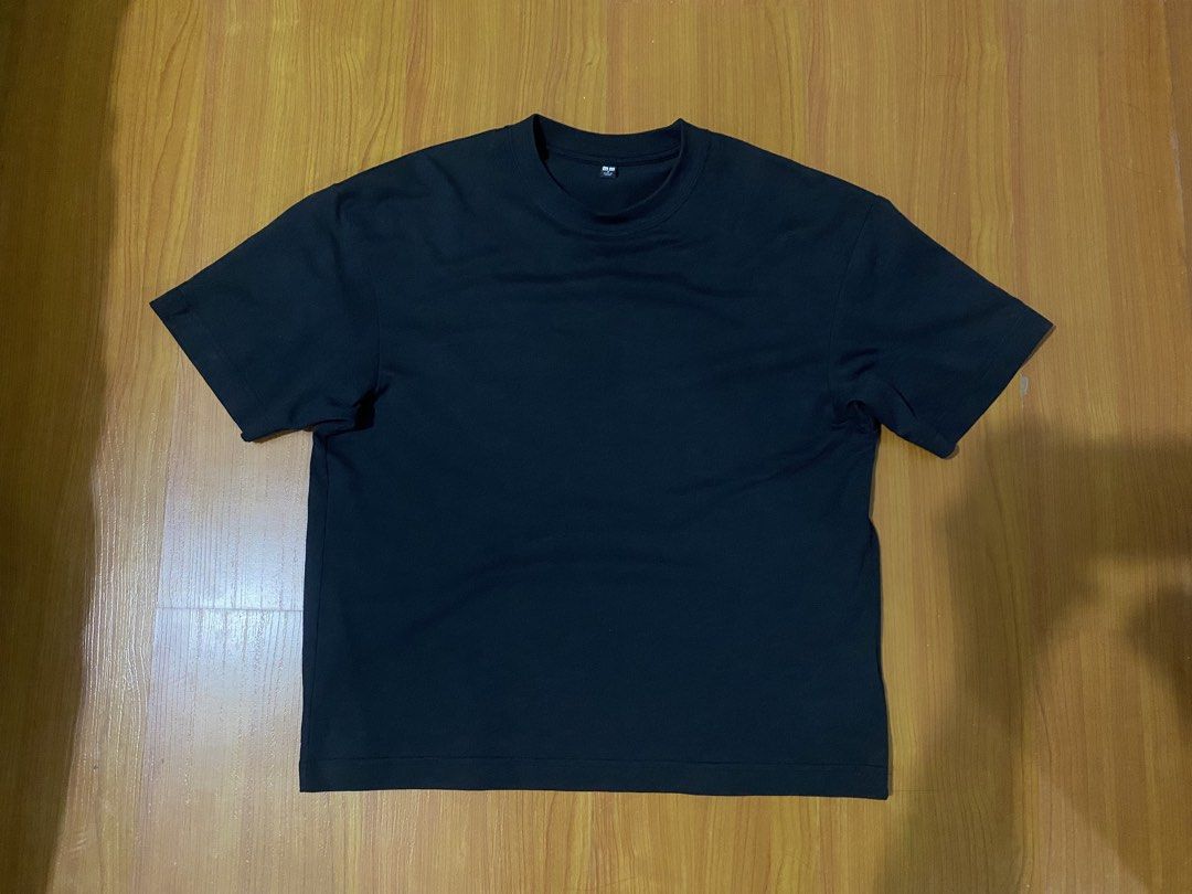 Uniqlo Boxy Cropped Tees (Small) (Category: Tshirts & Polo Shirts ) located in Manila. Submitted by legitzgoodz (Listing ID 1461660403, Image 2). Description: Price: 850 as pack (590 SRP each) Size: Small Cropped Condition: Bnew condition (used 1x) Color: 11/10 black & white Issue: None Location: Mandaluyong Payment: Gcash Lalamove or JnT Ships Nationwide + SF.