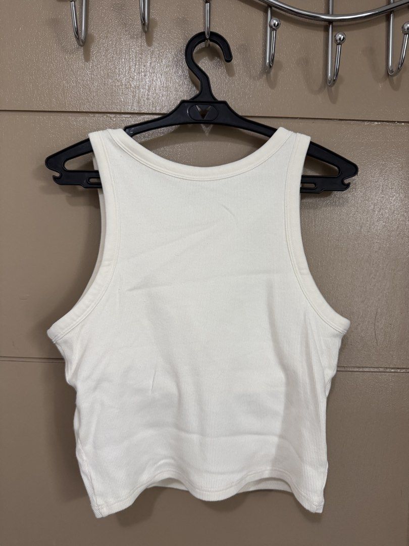 Uniqlo Bra Top (Category: Sleeveless) located in Pasay City. Submitted by declutterwyza (Listing ID 1461577485, Image 2). Description: Uniqlo Ribbed Cropped Bra Top Size: Large M Available in other colors also.