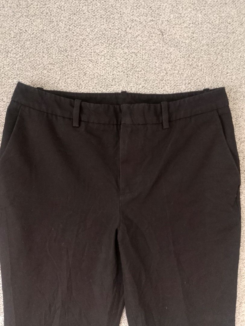 Uniqlo Easy Care Stretch Cropped Pants (Category: Other Bottoms) located in Cabadbaran. Submitted by ztsfinds (Listing ID 1461609730, Image 3). Description: Fabric Composition: A soft, comfortable blend of 48% Cotton, 47% Polyester, and 5% Polyurethane providing excellent two-way stretch. Design & Fit: They feature a sleek center crease, a classic mid-to-high rise waist, and practical side pockets. Silhouette: Tailored with a clean, slightly tape
