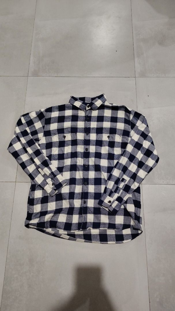 Uniqlo Flannel Checkered Shirt (Category: Tshirts & Polo Shirts ) located in Bauang. Submitted by wornskript (Listing ID 1461715765, Image 2). Description: Uniqlo Flannel Checked Long Sleeve Shirt 💸 Price: ₱449 📌 Size: L 📌 Dimes: 21 × 26 📍 Bauang, La Union 🚚 Nationwide shipping via J&T Express 📩 DM us for inquiries & details. - Classic Uniqlo checkered flannel shirt - Navy blue and white pattern - Two chest pockets with button closure - But