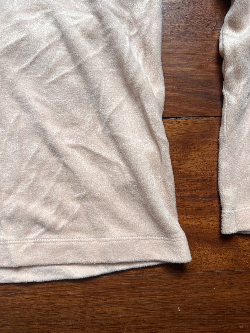 Uniqlo Heattech Turtleneck (Category: Longsleeves) located in Cebu City. Submitted by tita_chatts (Listing ID 1461566219, Image 2). Description: used once.
