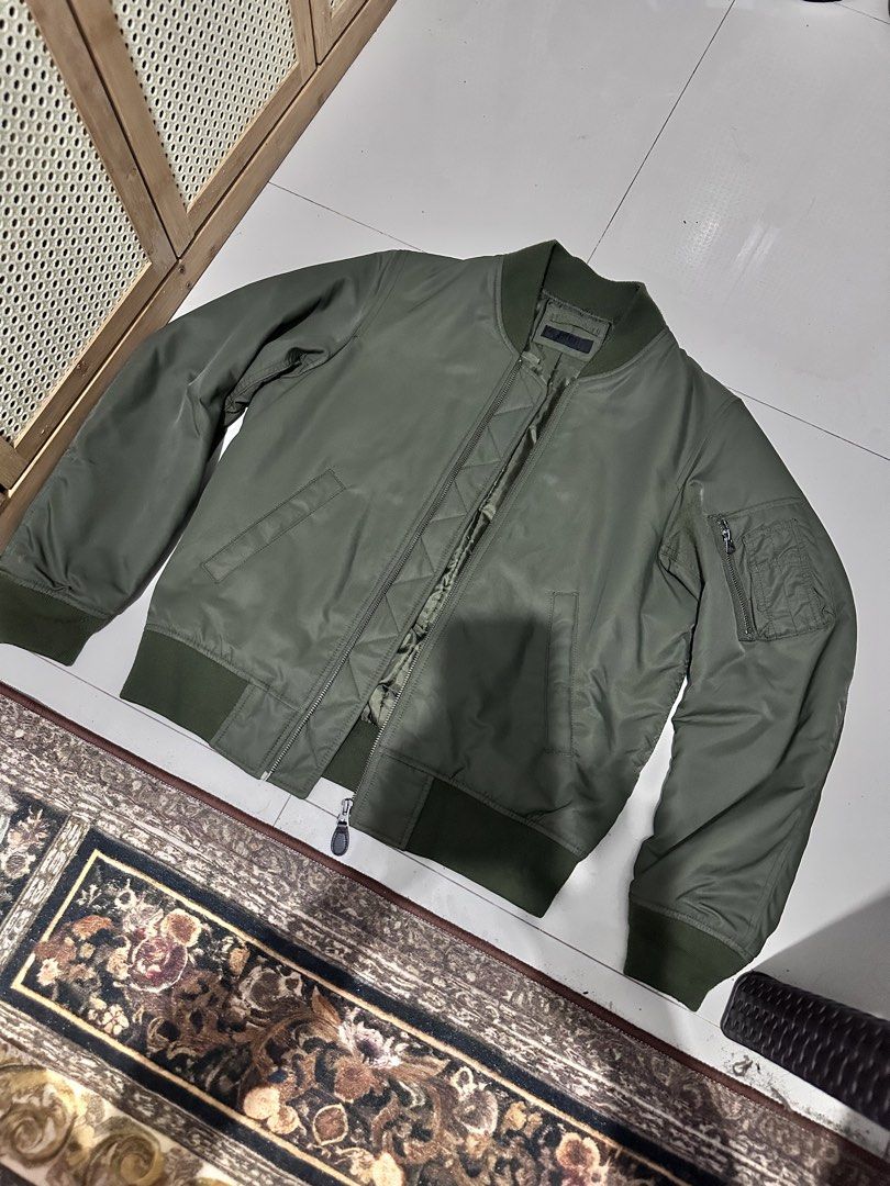 Uniqlo jacket (Category: Coats, Jackets and Outerwear) located in Manila. Submitted by nilodanzcuadra (Listing ID 1461609049, Image 1). Description: Size M to L fit, sobra kapal nito Loc: north caloocan.
