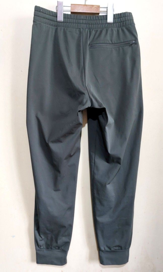 Uniqlo Joggers Size: S (Category: Joggers) located in Manila. Submitted by bien_greatgoods (Listing ID 1461600140, Image 2). Description: .