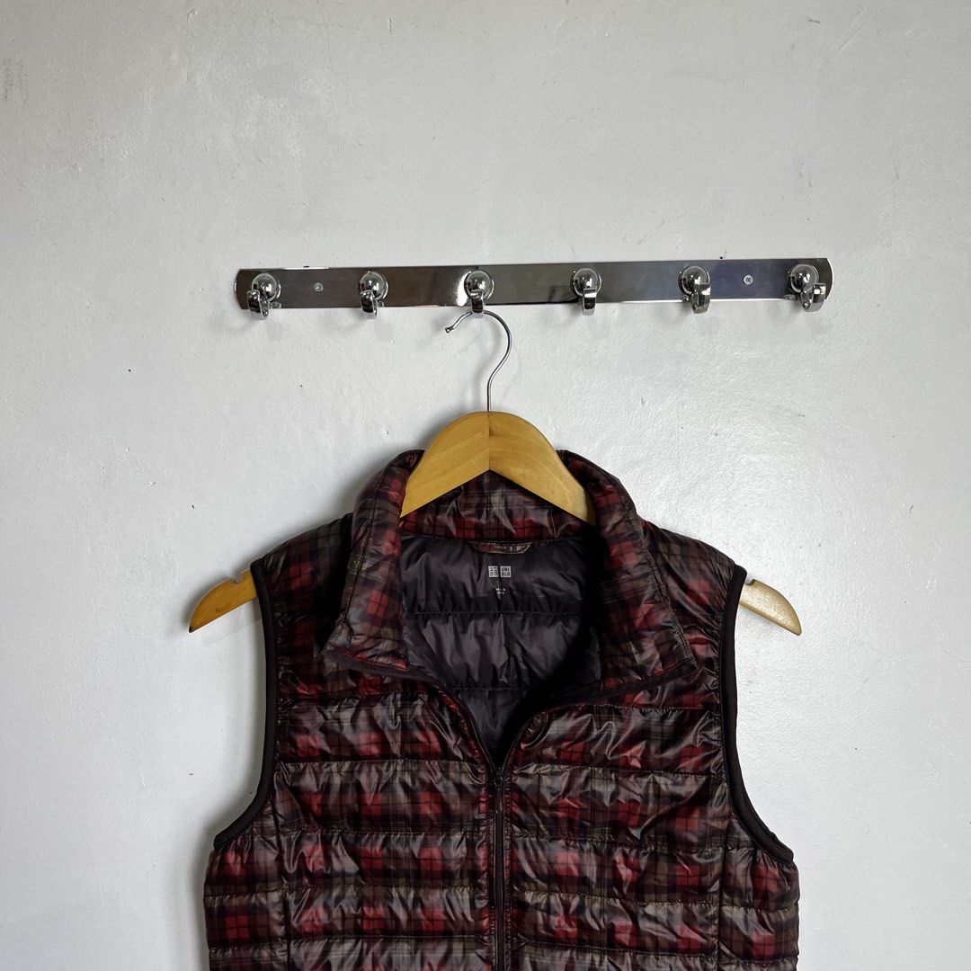 UNIQLO LIGHTWEIGHT VEST (Category: Coats, Jackets and Outerwear) located in Minalin. Submitted by winterjacket.ph (Listing ID 1461572123, Image 3). Description: UNIQLO LIGHTWEIGHT VEST Width 18 Length 21.5 Small on Tag Excellent condition 550 + SF .