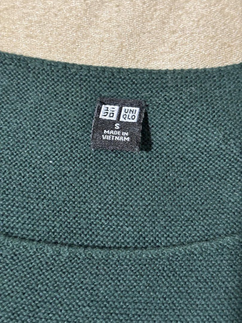 Uniqlo long sleeve (Category: Longsleeves) located in Manila. Submitted by violet04 (Listing ID 1461562644, Image 3). Description: Small on tag - rarely used. .