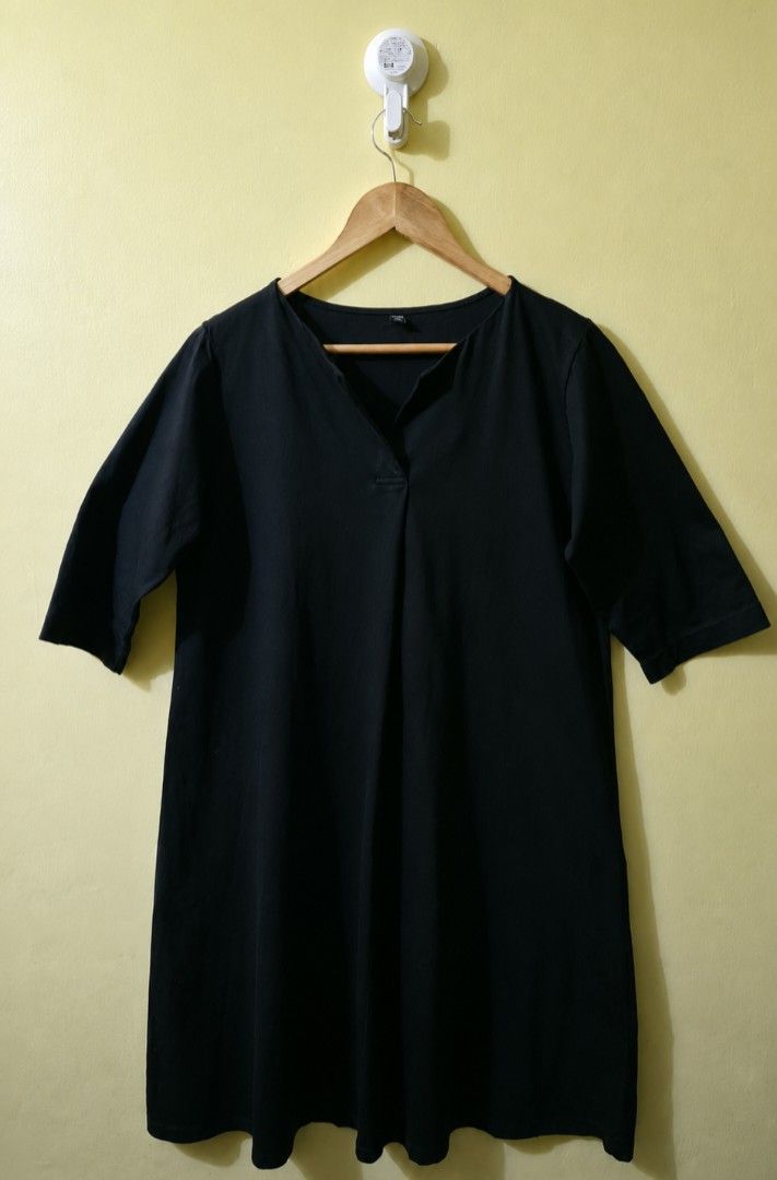 Uniqlo midi dress (Category: Dresses) located in Makati City. Submitted by lianne_llm (Listing ID 1461653872, Image 1). Description: Uniqlo midi dress Size: M Color: Black No issues ------------ Makati City Payment first policy SF - shouldered by buyer.