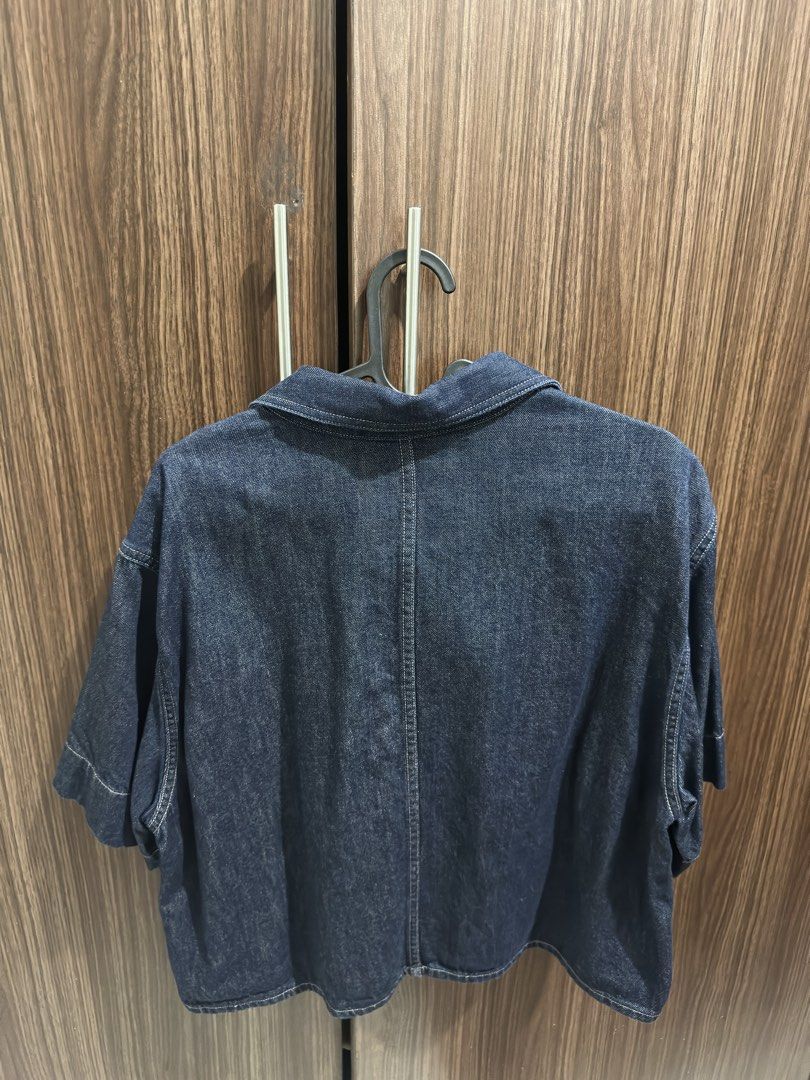 Uniqlo Navy Blue Denim Button down (Category: Shirts) located in Manila. Submitted by declutterwme_jj (Listing ID 1461728085, Image 2). Description: .