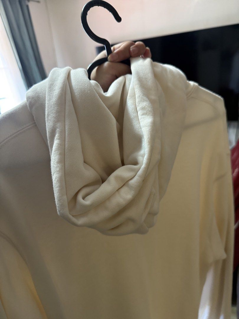 Uniqlo Unisex Sweat Pullover Hoodie (Category: Coats, Jackets and Outerwear) located in Quezon City. Submitted by sunnyseven7 (Listing ID 1461733237, Image 3). Description: Off white Used this 3x lang then kept in the closet RFS: di na nagagamit; too many clothes.