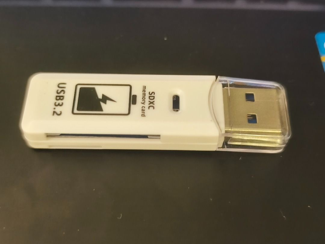 USB 3.2 SD Memory Card Reader （分類：其他）位於 Hong Kong。 由 ipadair1st 提交（商品編號 1461735379，圖片 1）。簡介： White USB 3.2 SDXC card reader with LED indicator. Supports SD / Micro SD (TF) memory cards. Compact and portable design. Plug and play functionality. Great for transferring files quickly between your camera, phone, or computer. Get yours by MTR/mail today!。