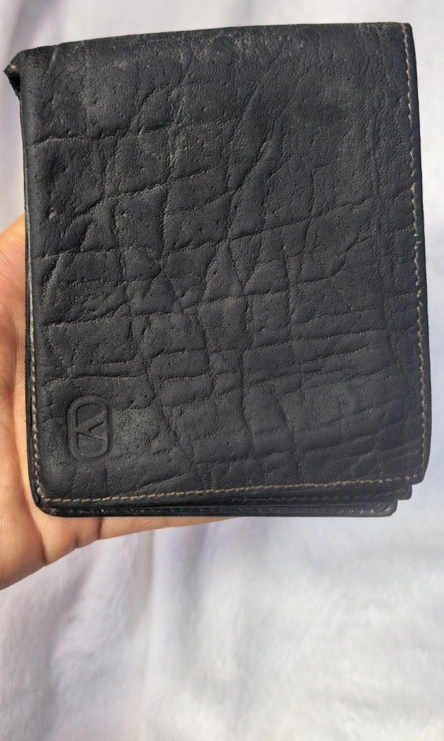 VALENTINO GARAVANI BIFOLD WALLET (Category: Wallets & Card Holders) located in Tuguegarao City. Submitted by zenphoenix-7ad615 (Listing ID 1461648091, Image 1). Description: Well used Valentino GARAVANI BIFOLD wallet 4. 20 by 3.80 inches.