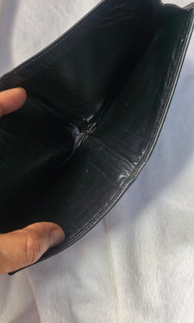 VALENTINO GARAVANI BIFOLD WALLET (Category: Wallets & Card Holders) located in Tuguegarao City. Submitted by zenphoenix-7ad615 (Listing ID 1461648091, Image 2). Description: Well used Valentino GARAVANI BIFOLD wallet 4. 20 by 3.80 inches.