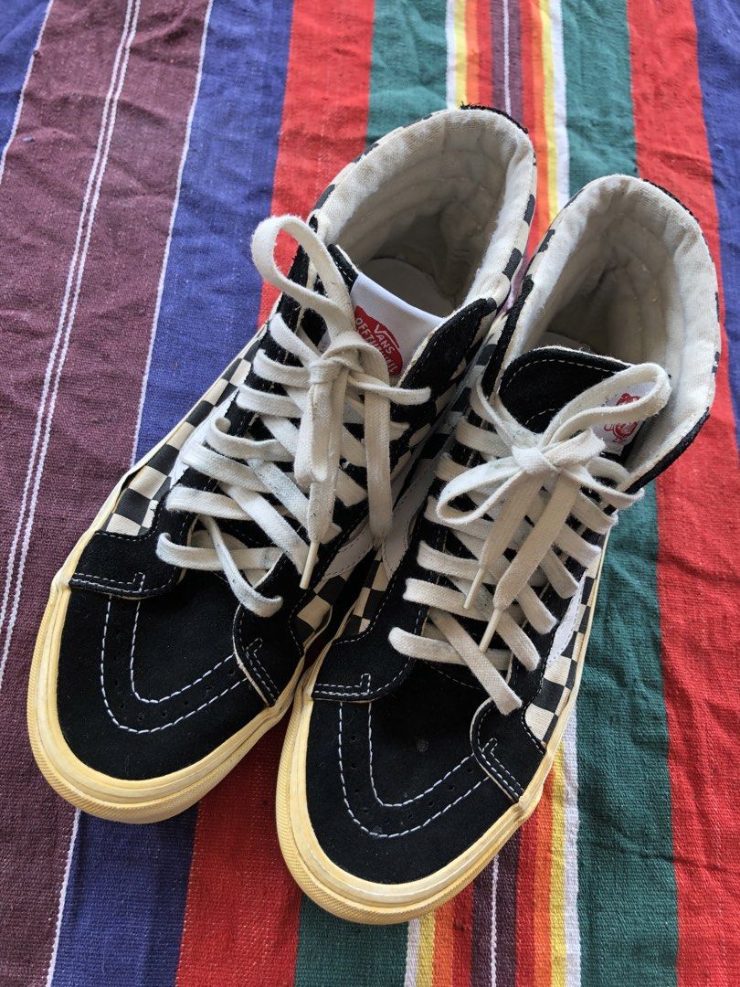 VANS (Category: Casual shoes) located in Pasir Gudang. Submitted by syla2nd (Listing ID 1461663930, Image 3). Description: VANS SIZE UK7.5 EUR 41. CM 26.5 CDTN 8/10 .