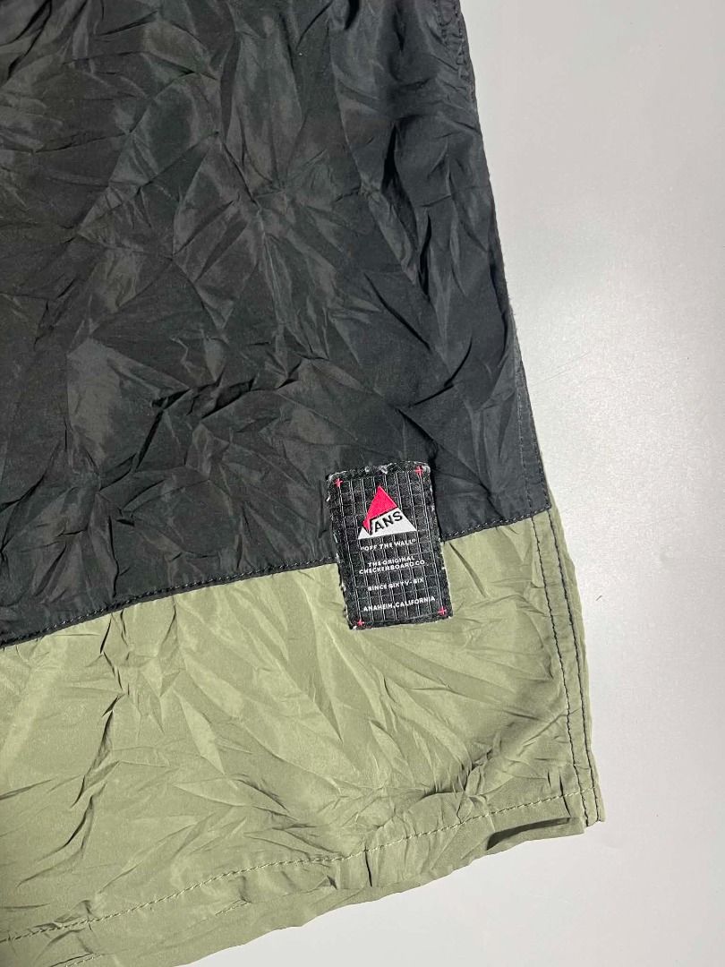 Vans Nylon (Category: Shorts) located in General Santos City (Dadiangas). Submitted by arjay_genita (Listing ID 1461672736, Image 2). Description: Vans Nylon ‼️Size 30-34 L19 ‼️Excellent to New condition ‼️Color rate 9.5./10 ‼️No issue.