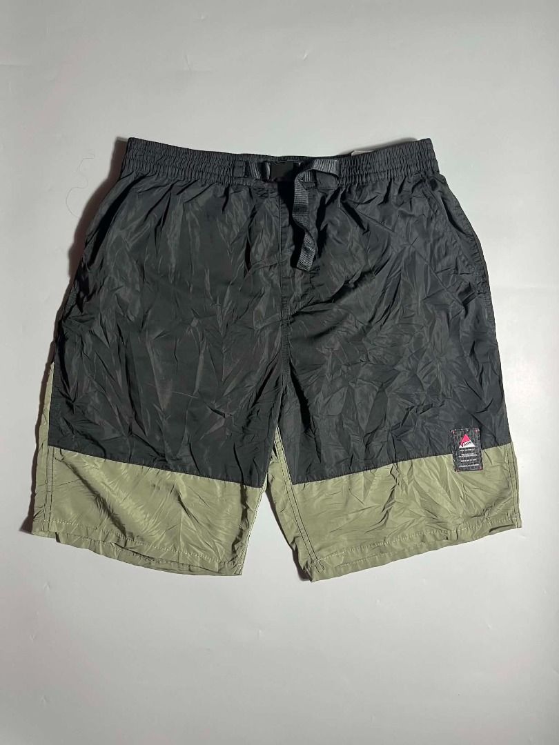 Vans Nylon (Category: Shorts) located in General Santos City (Dadiangas). Submitted by arjay_genita (Listing ID 1461672736, Image 1). Description: Vans Nylon ‼️Size 30-34 L19 ‼️Excellent to New condition ‼️Color rate 9.5./10 ‼️No issue.