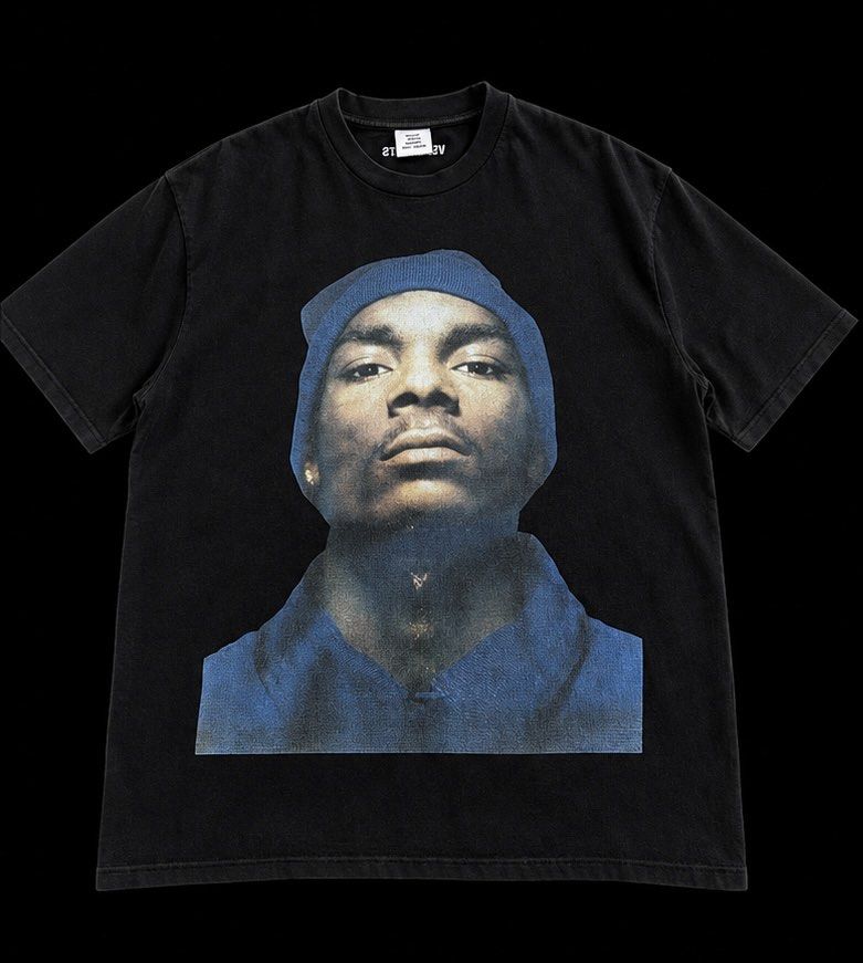 Vetements Snoop Dogg (Category: Tshirts & Polo Shirts ) located in Santiago. Submitted by nierusober (Listing ID 1461690005, Image 1). Description: - Black t-shirt with a cool vintage wash effect. - Features a graphic print of Snoop Dogg on the front. - Classic short sleeves and crew neck design. - Plain black on the back. - A must-have for any Snoop Dogg or hip-hop fan! OFF/LEGIT NOT SURE PERO MABIGAT YUNG TELA NIYA MAYBE HQR.